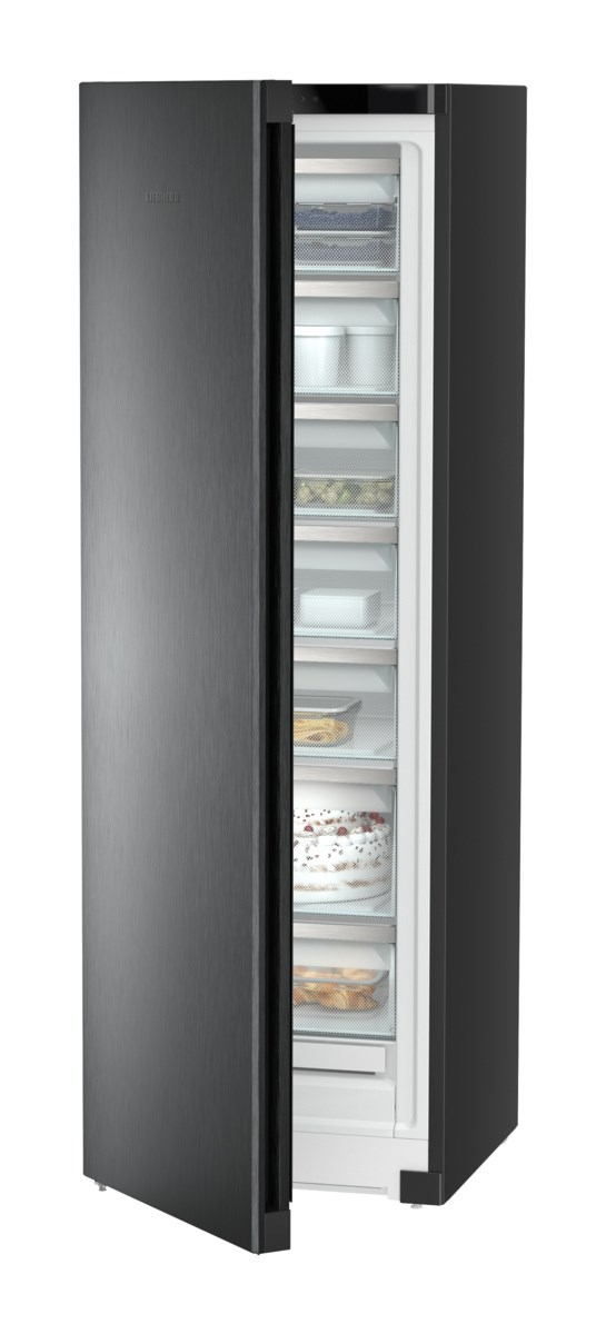 Schwarzer Kühlschrank mit offener Tür, die Regale mit Lebensmitteln zeigt. Weißer Innenraum.