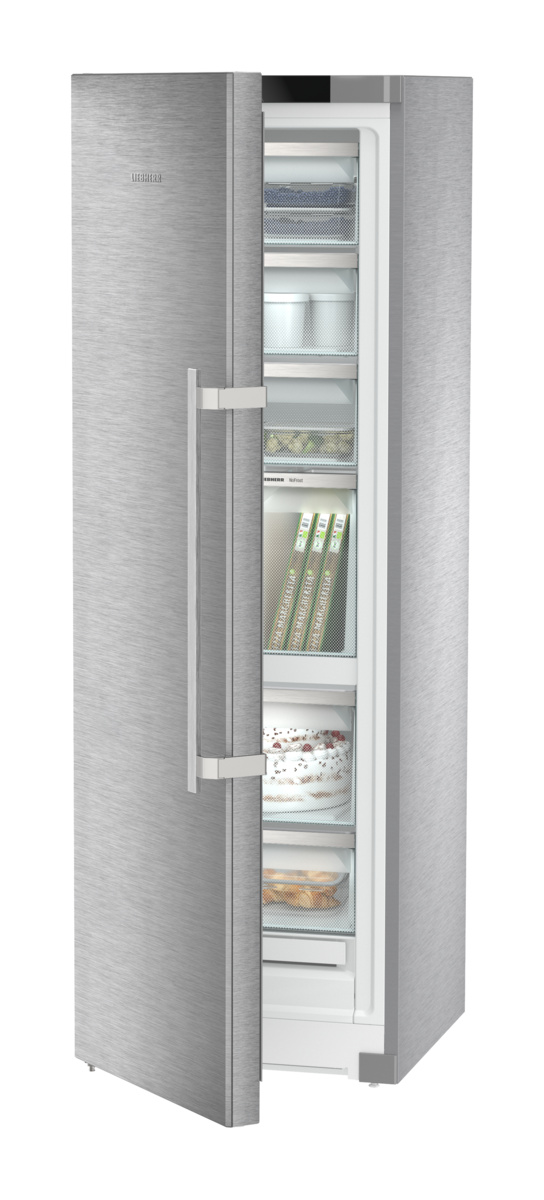 Edelstahl Liebherr Kühlschrank mit offener Tür, zeigt Innenregale.