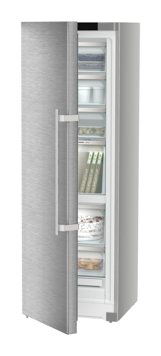 Edelstahl-Kühlschrank, Tür geöffnet, zeigt Regale mit Lebensmitteln.
