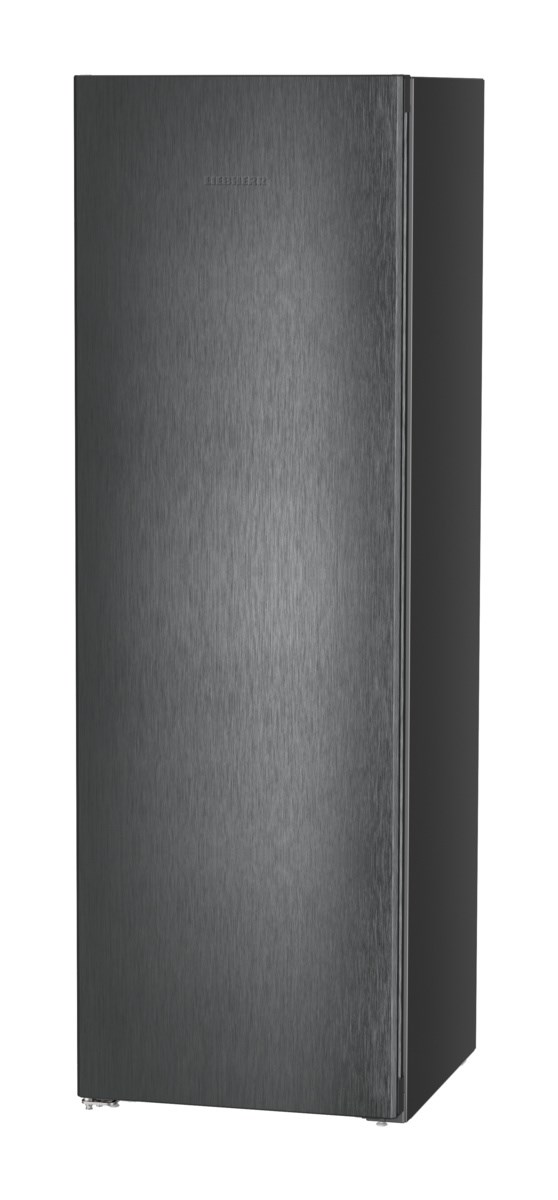 Ein hoher, schwarzer Liebherr-Kühlschrank, der aufrecht vor weißem Hintergrund steht.