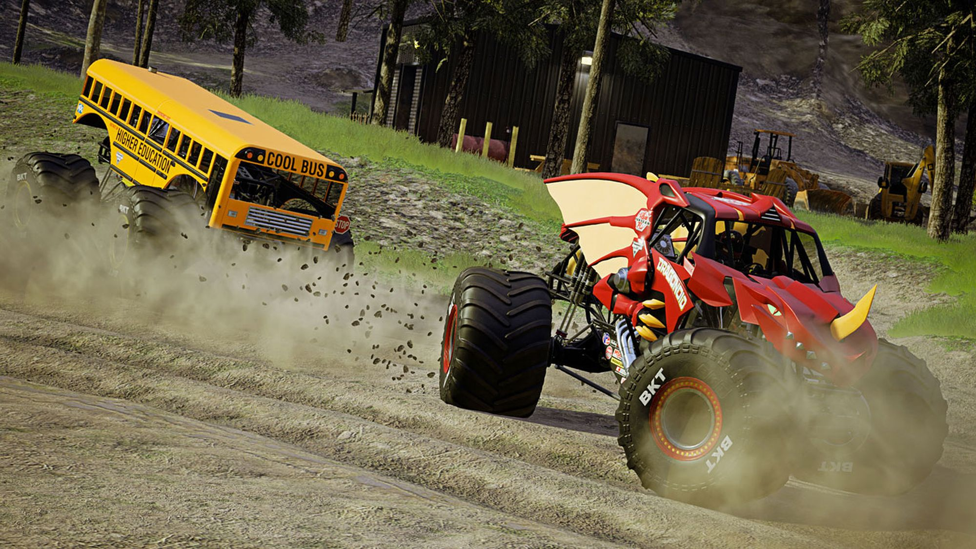 Due monster truck che corrono su una pista sterrata. Uno è un autobus scolastico giallo e l'altro è rosso.