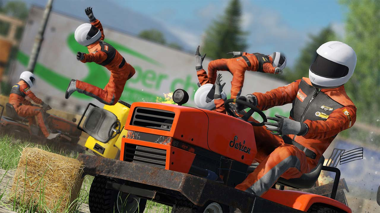 Personen in orangefarbenen Rennanzügen verunglücken mit einem roten Rasenmäher. Die Szene spielt im Freien auf einer Rennstrecke.