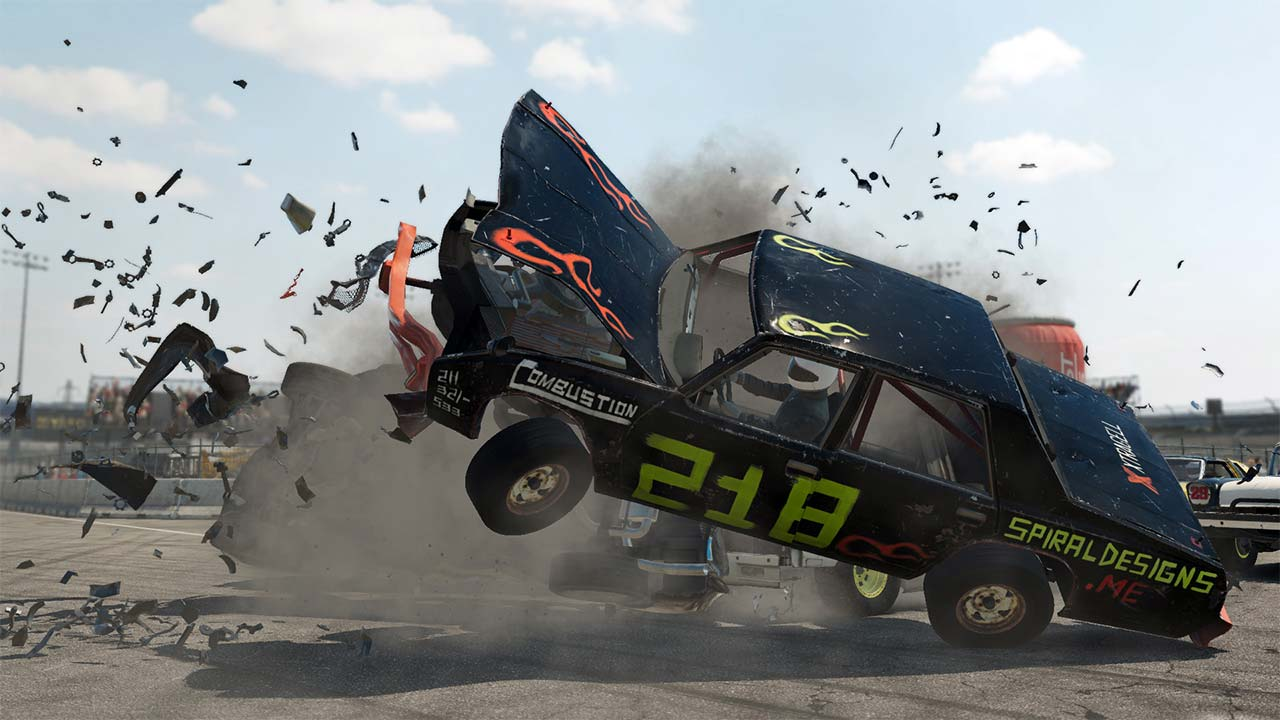 Demolition Derby Auto in der Luft nach dem Absturz, Trümmer fliegen. Schwarzes Auto mit grünen Zahlen.