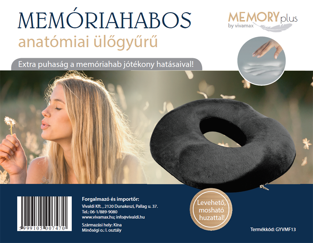 Egy nő pitypangmagokat fúj. Jobbra egy fekete, fánk alakú párna.