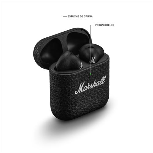 Auriculares negros dentro de un estuche de carga negro con el nombre de la marca y texto.