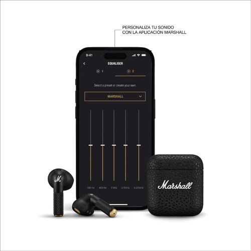 Auriculares, estuche de carga y teléfono mostrando ajustes de audio.