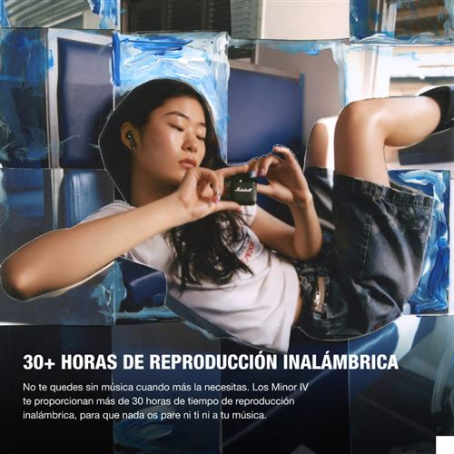 Mujer acostada en un asiento de tren, con auriculares y sosteniendo una funda negra.