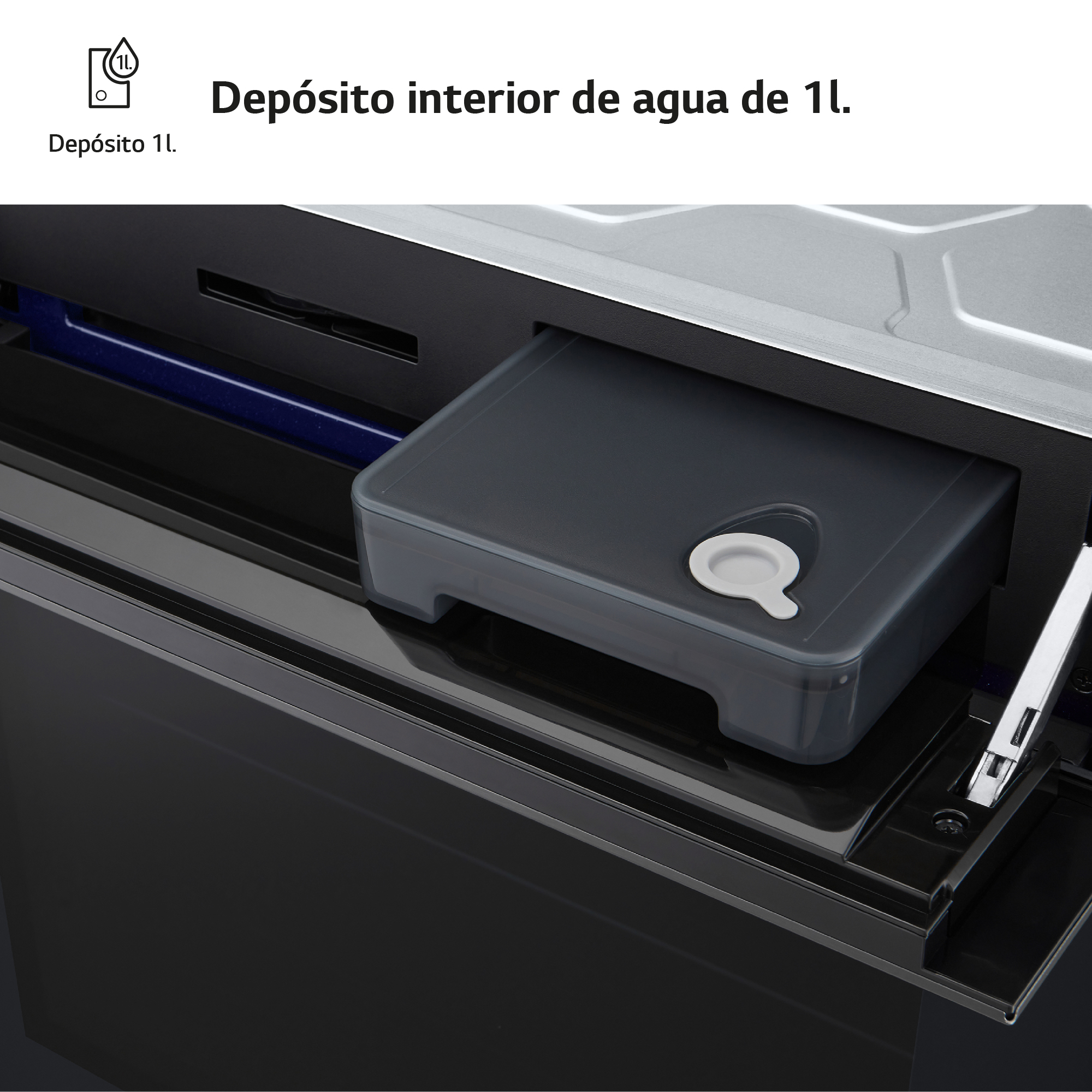 Primer plano de un tanque de agua gris oscuro dentro de un electrodoméstico negro.