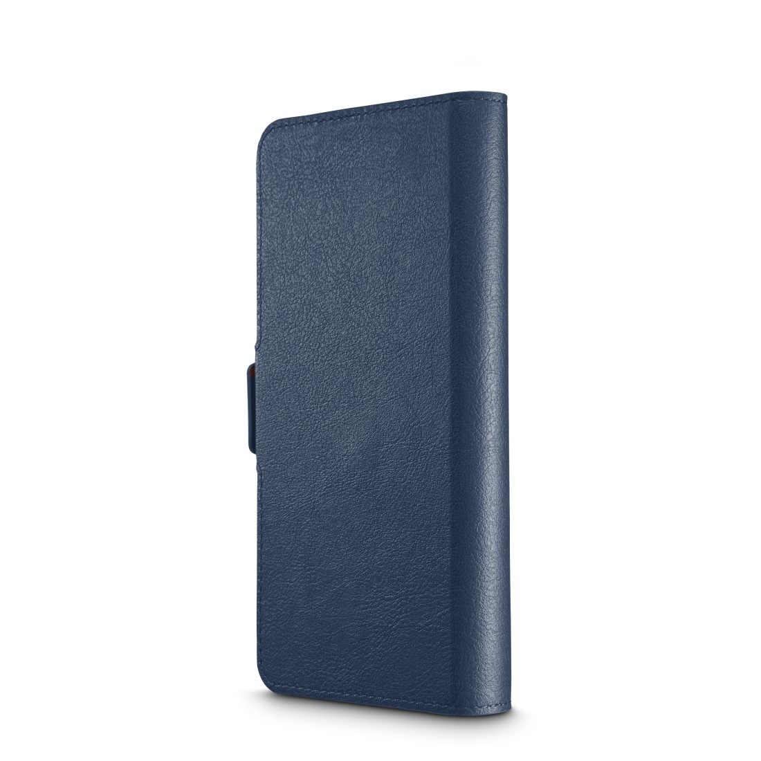 Eine geschlossene, blaue Leder-Handyhülle, die auf einer weißen Oberfläche vor weißem Hintergrund steht.