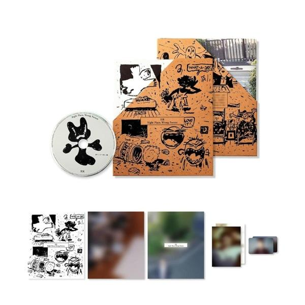Album-Set: CD, illustriertes Booklet und Einlagen mit Zeichnungen und Text, mit einer Schwarz-Weiß-Ästhetik.
