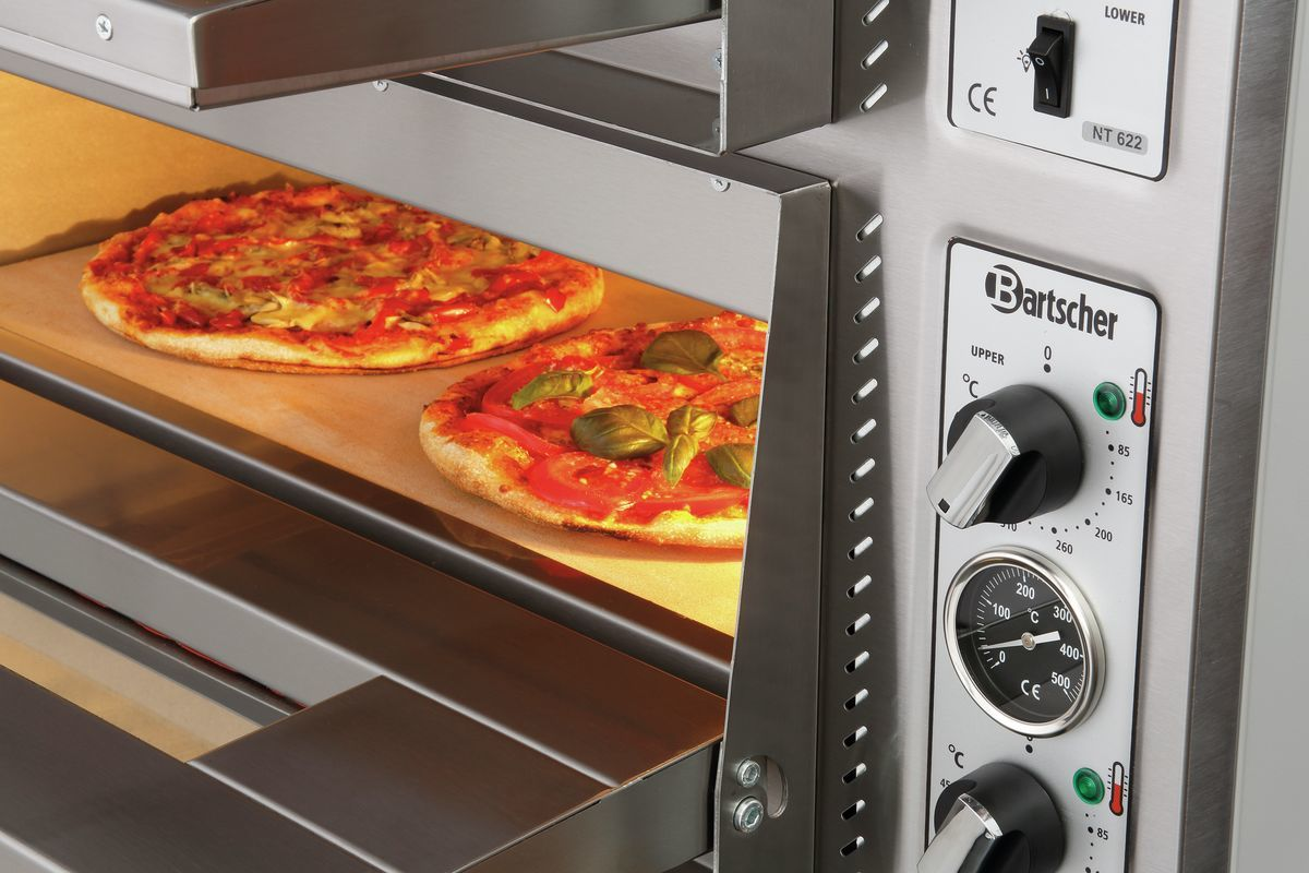 Zwei Pizzen in einem Ofen, eine mit Basilikum. Ofensteuerung rechts, einschließlich Temperaturanzeigen und Schalter.