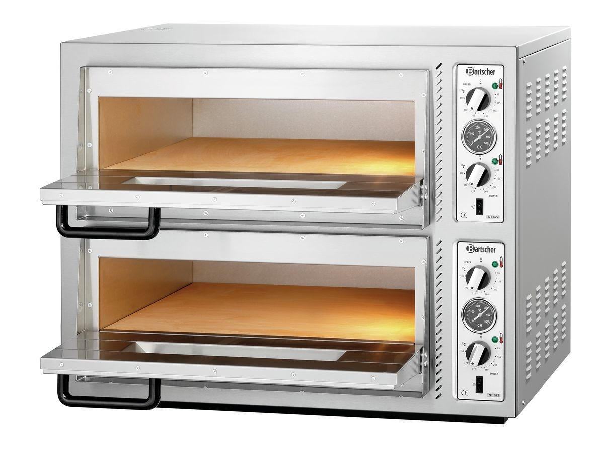 Ein doppelter Edelstahlbackofen mit offenen Türen. Jeder Ofen hat ein Holzregal. Bedienfelder befinden sich rechts.