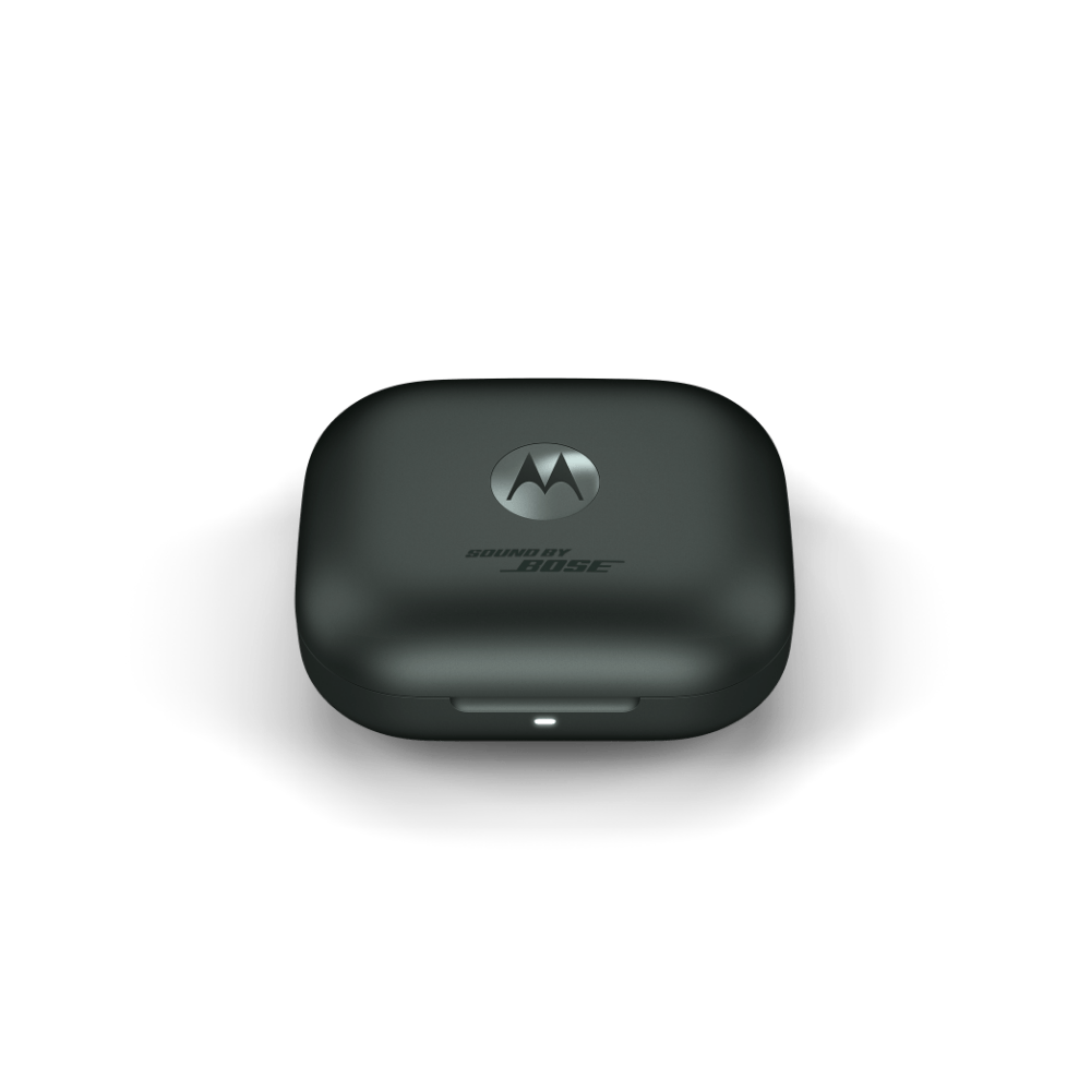 Schwarzes Motorola Sound by Bose Ladecase vor schwarzem Hintergrund, mit kleinem weißen Licht.