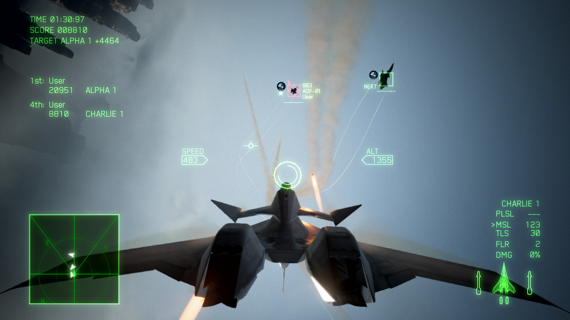 Un jet da combattimento in volo, con vari elementi di visualizzazione a testa alta visibili.