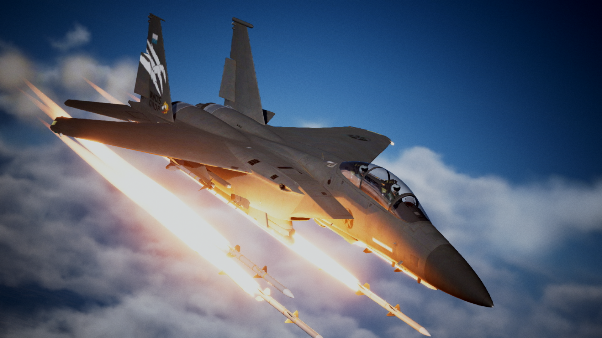 Un jet da combattimento grigio è mostrato in volo, lasciando scie di fuoco e fumo, contro un cielo blu con nuvole.