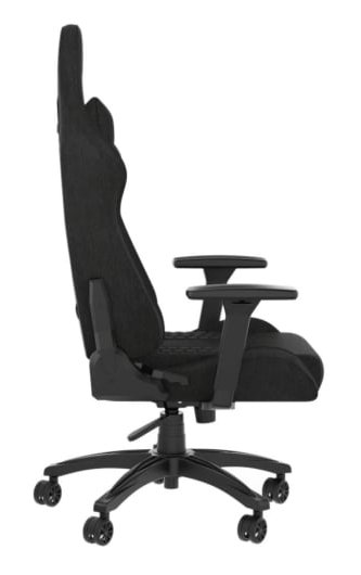 Czarny ergonomiczny fotel do gier, widok z boku, z podłokietnikami i kółkami, na białym tle.