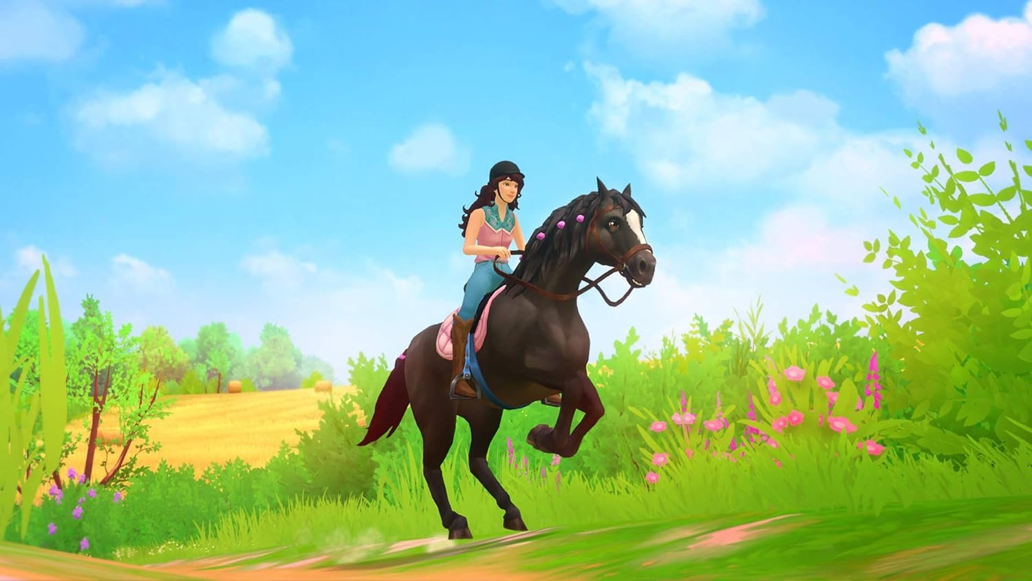 Una donna cavalca un cavallo scuro in un campo erboso, con cielo blu e nuvole sullo sfondo. Alberi e fiori visibili.