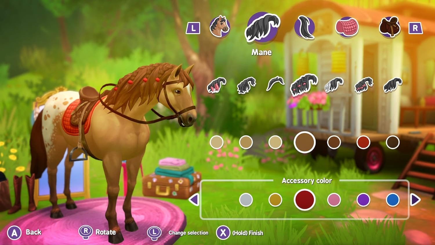 Un cavallo si trova in un'interfaccia di personalizzazione. Vengono visualizzate le opzioni per la criniera, la sella e il colore degli accessori. Un rimorchio è sullo sfondo.