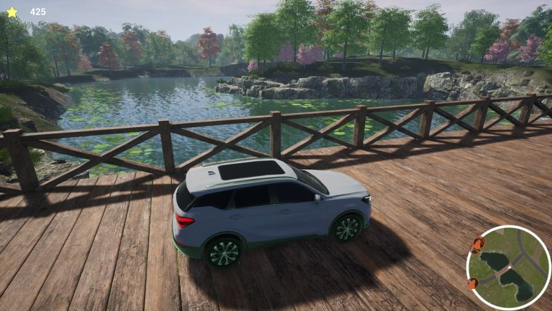 Ein grauer SUV auf einer Holzbrücke über einem See. Bäume und Laub umgeben den See, mit einem malerischen Hintergrund.