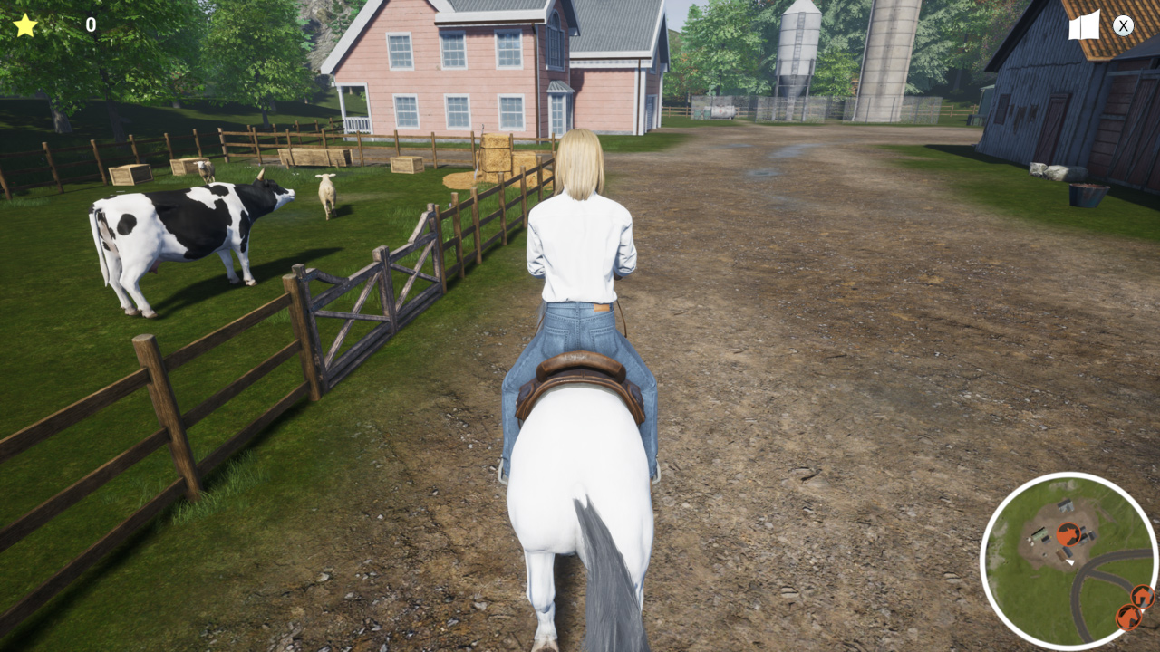 Eine Person reitet auf einem weißen Pferd auf einem Bauernhof. Eine Kuh und ein Schaf sind in einer eingezäunten Weide zu sehen. Ein Haus und eine Scheune sind im Hintergrund.