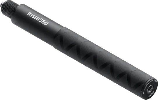 Schwarzer Insta360 Selfie-Stick mit strukturierter Griff und Markennamen. Schwarzer Hintergrund.