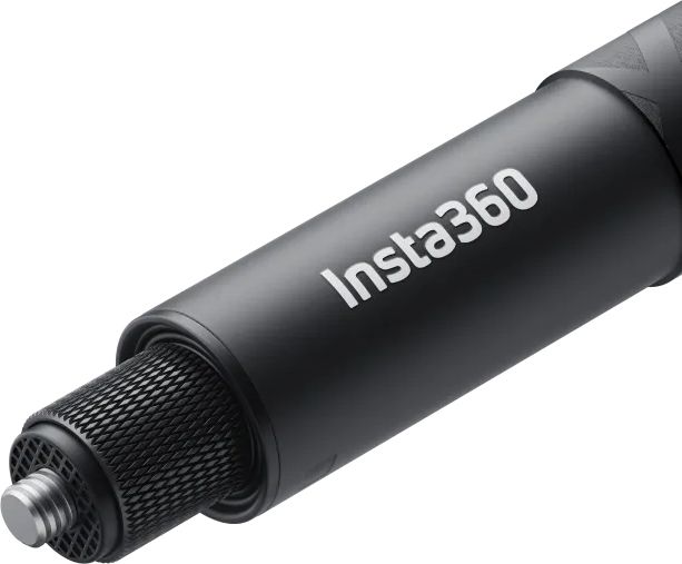 Schwarzes Insta360 Kamera Zubehör, Nahaufnahme, mit Insta360 Logo.
