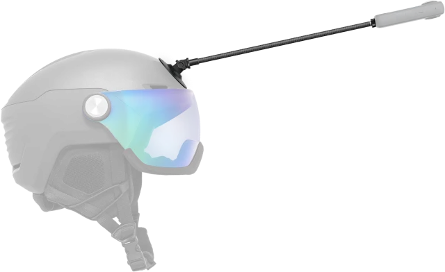 Ein grauer Skihelm mit Visier und Kamerahalterung. Schwarzer Hintergrund. Das Visier ist blau und grün.