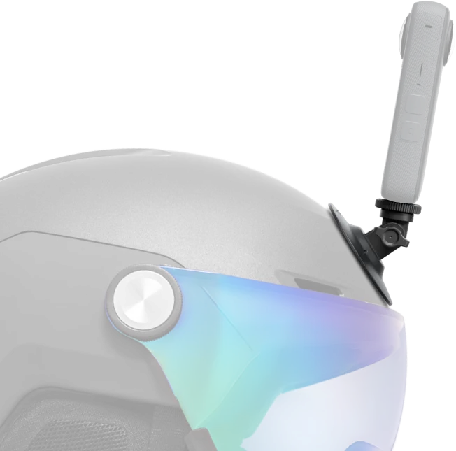 Skihelm mit montierter Action-Kamera. Das Visier ist blau und der Helm grau.