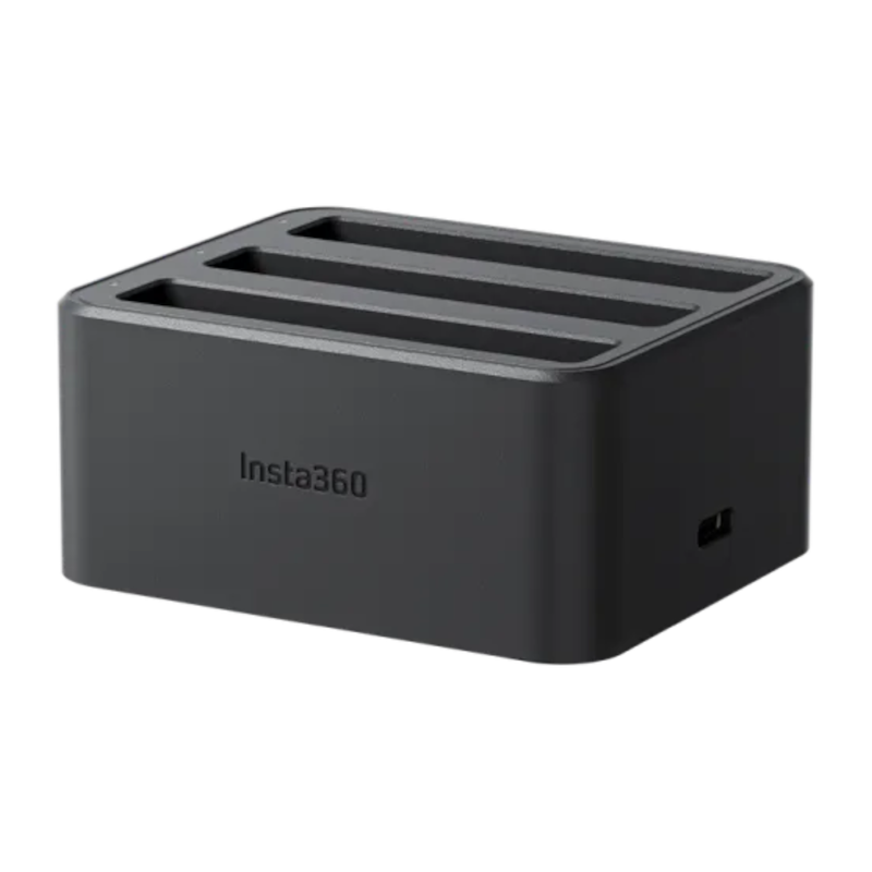 Eine schwarze Insta360 Ladestation mit drei Schlitzen. Das Logo ist auf der Vorderseite sichtbar.