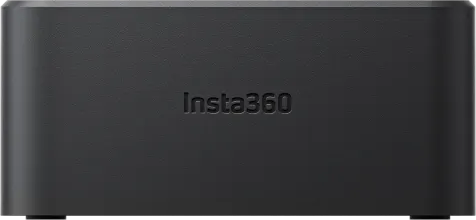 Schwarzes Insta360-Gerät mit Markennamen darauf. Rechteckige Form. Weißer Hintergrund.