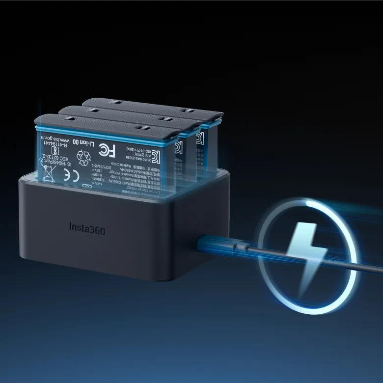 Eine Ladestation mit drei Batterien. Ein blaues Kabel ist mit einem Ladesymbol angeschlossen.