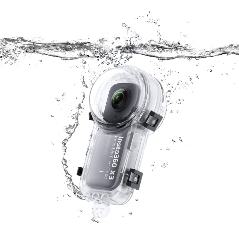 Insta360 X3 Kamera in einem transparenten, wasserdichten Tauchgehäuse, unter Wasser.
