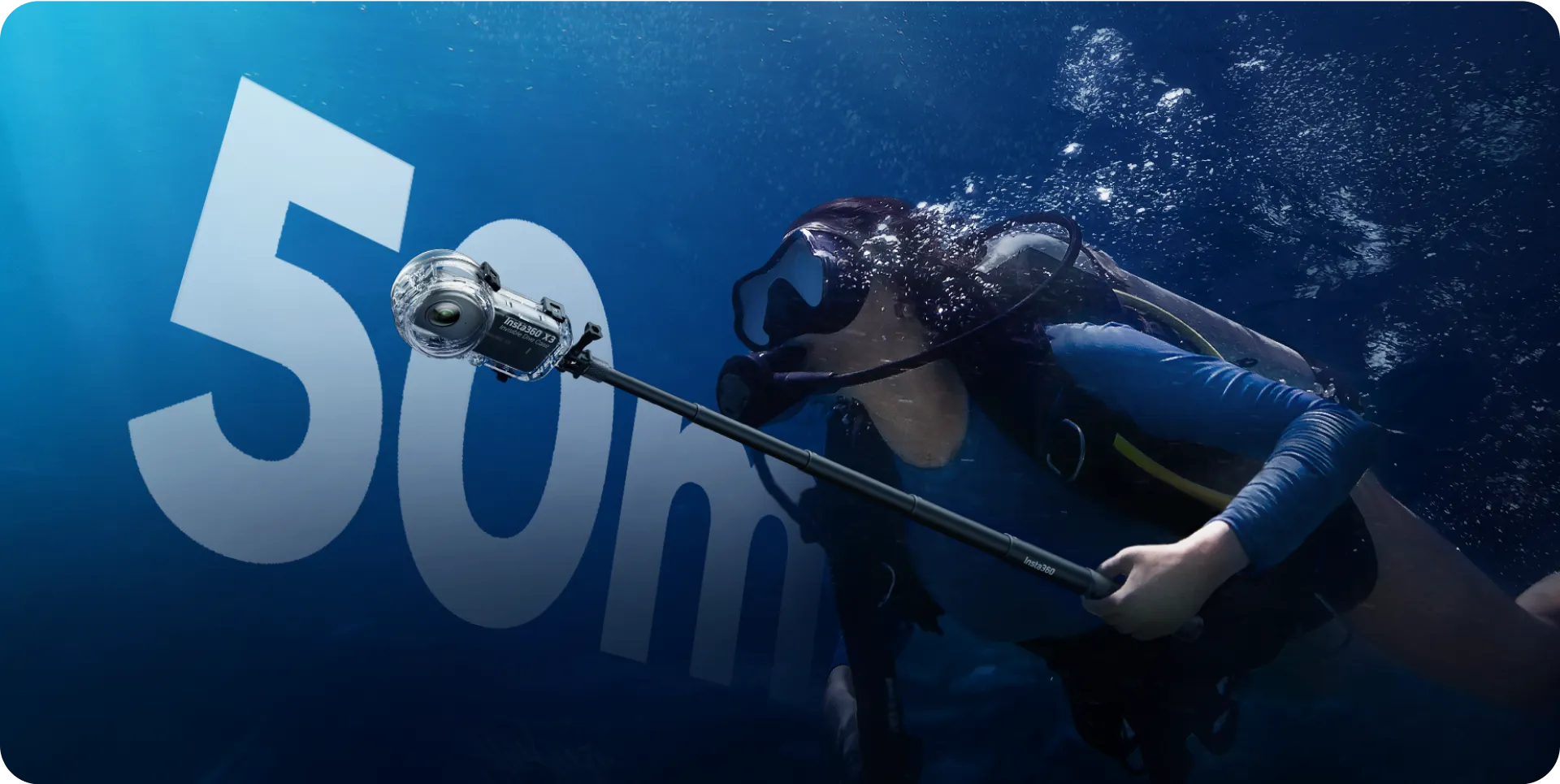 Eine Person unter Wasser mit einer Kamera an einem Stab, mit der Zahl '50m' dahinter.
