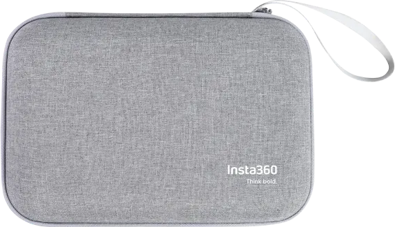 Ein graues Etui mit weißem Griff. Der Text 'Insta360' und 'Think bold' sind auf dem Etui aufgedruckt.