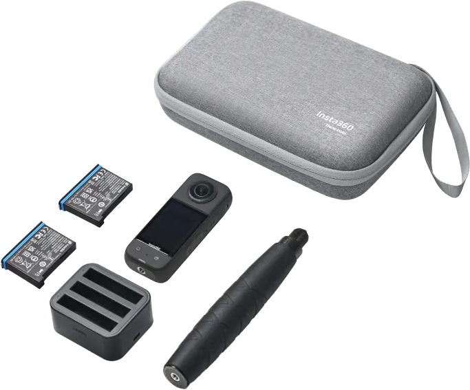 Insta360 Kamera-Kit mit Kamera, Akkus, Ladegerät und Tragetasche auf schwarzem Hintergrund.