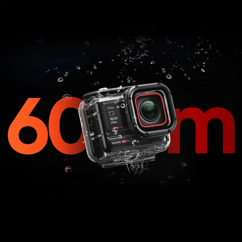 Una action cam nera in una custodia impermeabile trasparente immersa nell'acqua, con il numero 60 in arancione.