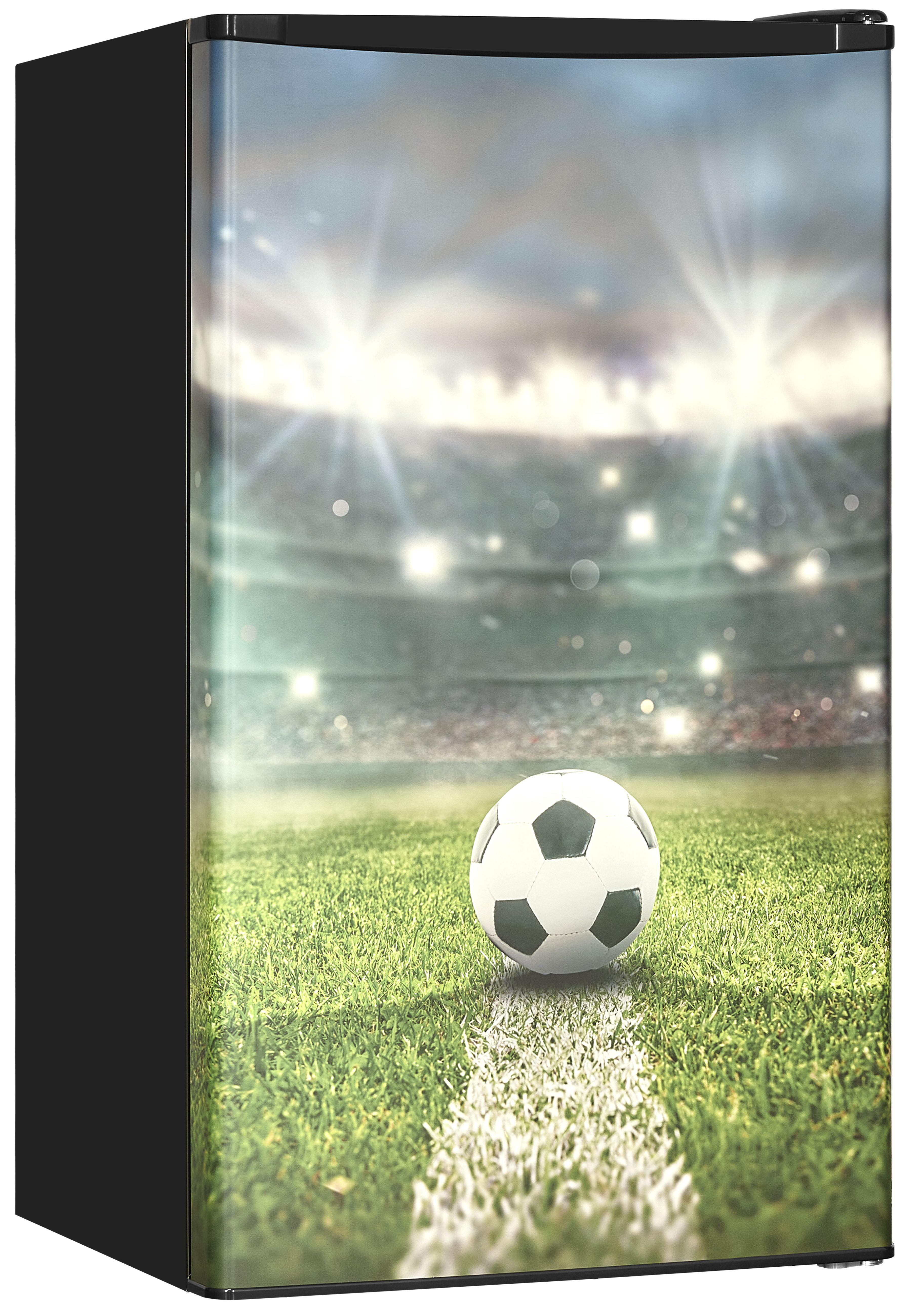 Ein kleiner schwarzer Kühlschrank mit einem Fußballfeld-Bild. Ein Fußball ist auf dem Feld.
