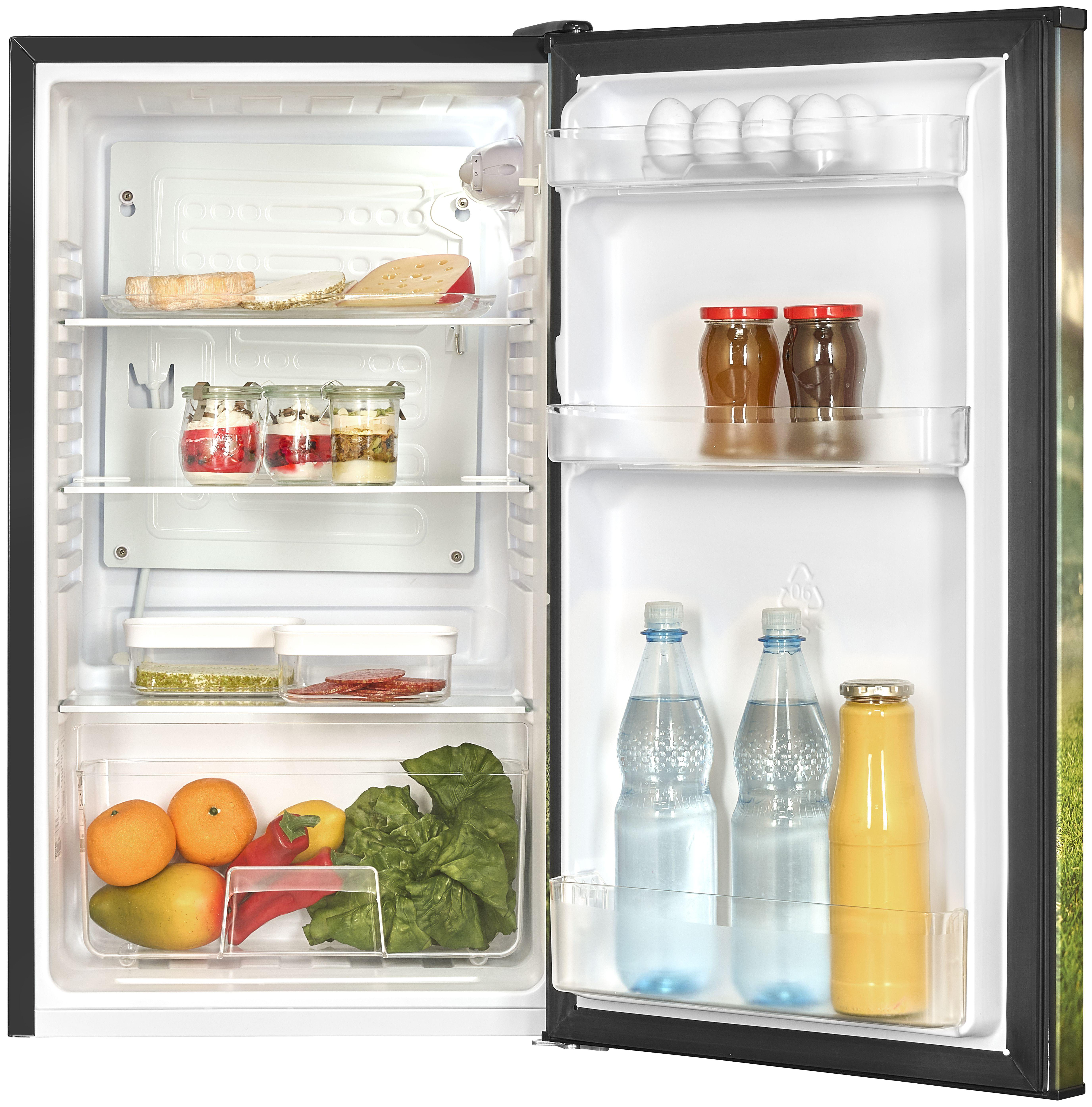 Ein offener Kühlschrank, gefüllt mit Lebensmitteln, darunter Früchte, Gläser und Flaschen.