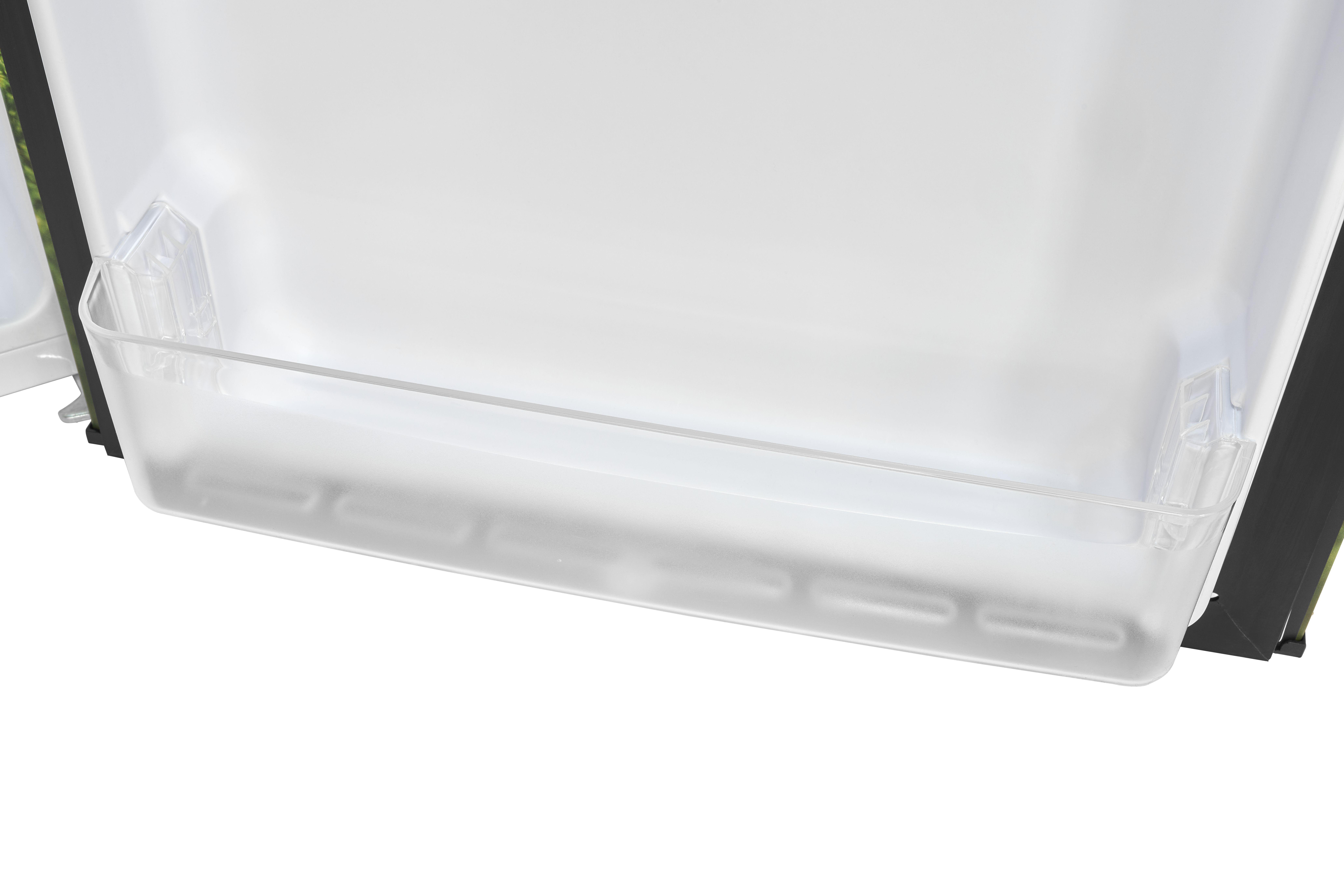 Innenansicht eines Kühlschranks. Transparentes Regal mit weißem Hintergrund.