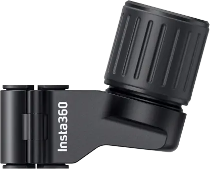 Schwarze Insta360-Halterung, abgewinkelt. Mit Knopf zur Einstellung und Insta360-Logo.