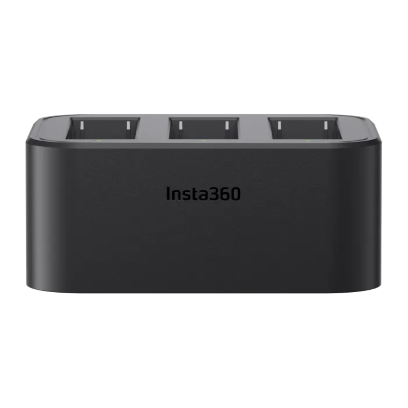 Schwarze Insta360 Ladestation mit drei Steckplätzen und dem Insta360-Logo auf der Vorderseite.