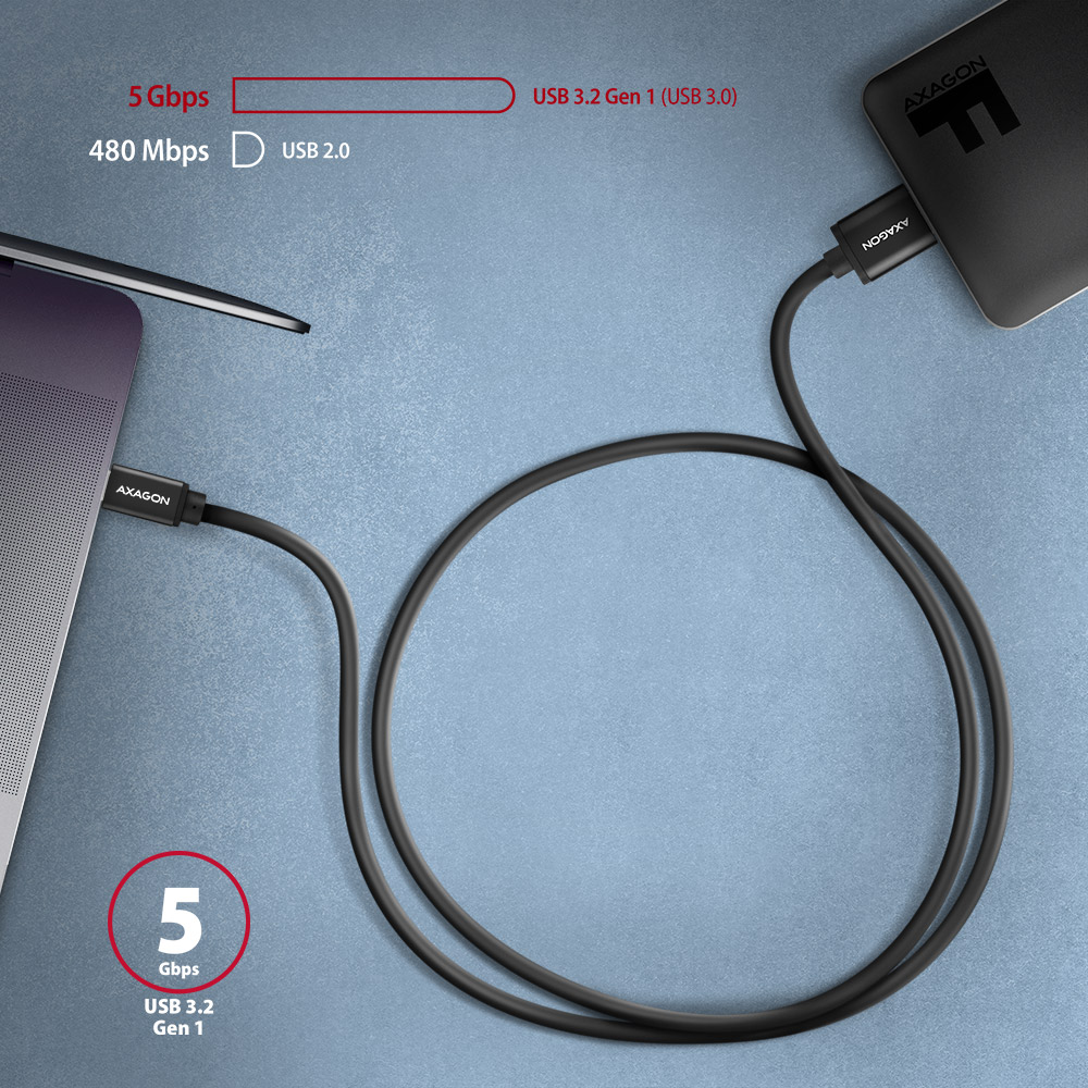 Laptop egy Axagon merevlemezhez csatlakoztatva fekete kábellel. USB részletek.