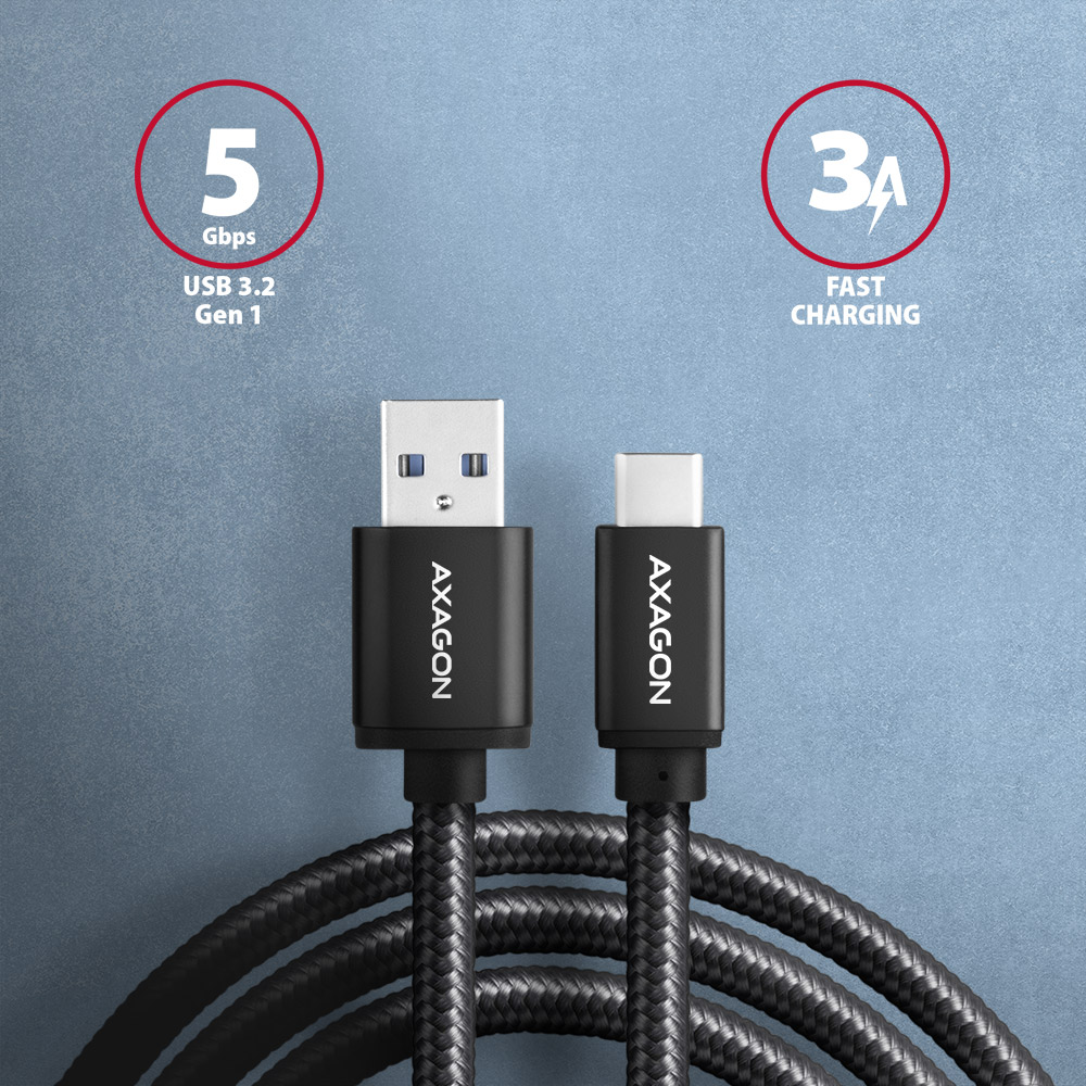 Fekete USB-C kábel fehér USB-A csatlakozóval, mellette egy USB-C, mindkettőn 'AXAGON' felirattal.