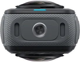 Una fotocamera nera a 360 gradi. Ha più lenti e un pulsante centrale.