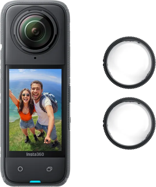 Una fotocamera Insta360 nera, due obiettivi e due persone sorridenti. Sfondo nero.