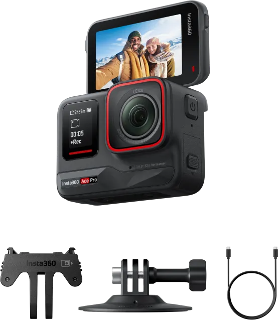 Una action camera nera con schermo e vari accessori. La fotocamera ha un obiettivo con bordo rosso.