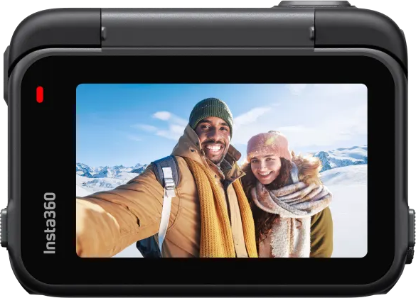 Fotocamera Insta360, selfie di un uomo e una donna. Sono di fronte a montagne innevate. Cielo blu.