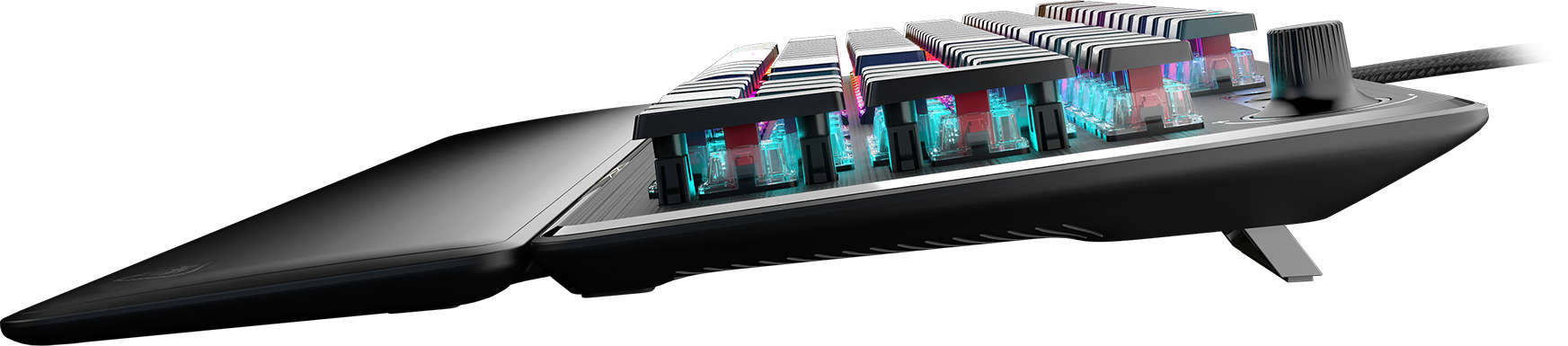 Nahaufnahme einer Gaming-Tastatur. Schwarze Basis, silberne Zierleiste, RGB-Beleuchtung. Tastenkappen sind sichtbar. Der Hintergrund ist schwarz.