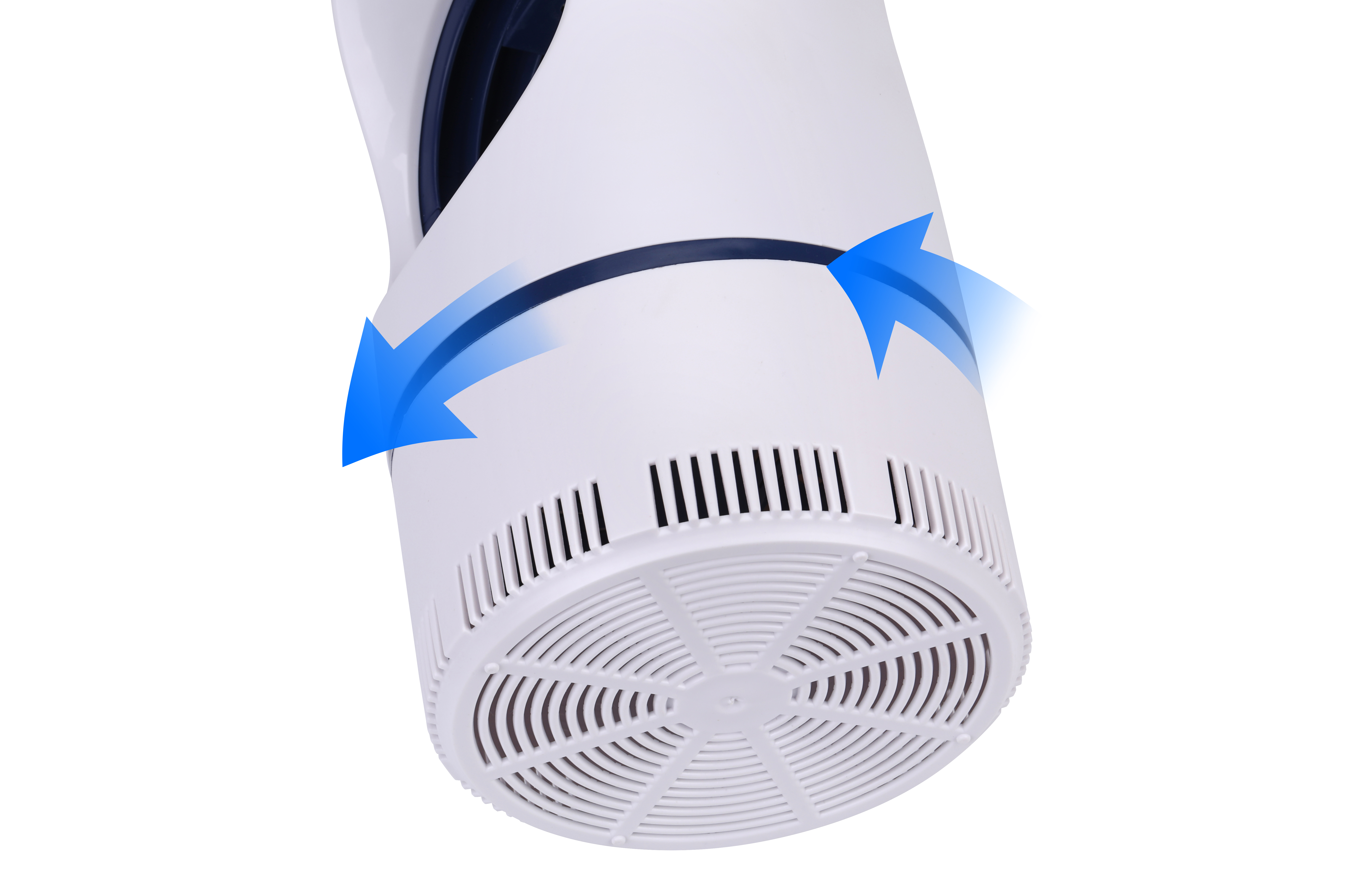 Un ventilador blanco con flechas que indican la rotación. Tiene una base redonda con ventilación.