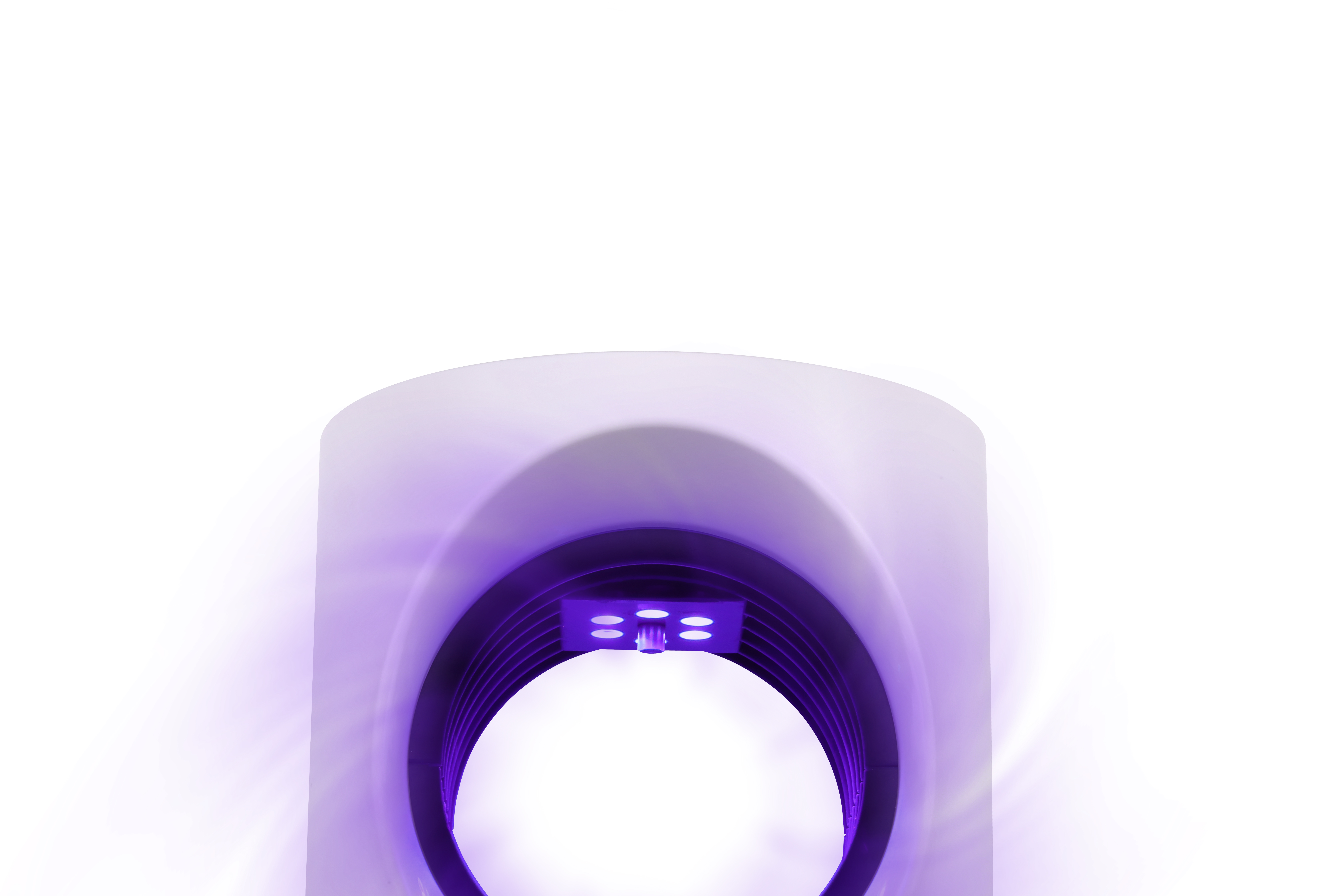 Primer plano de un purificador de aire blanco con emisión de luz púrpura.